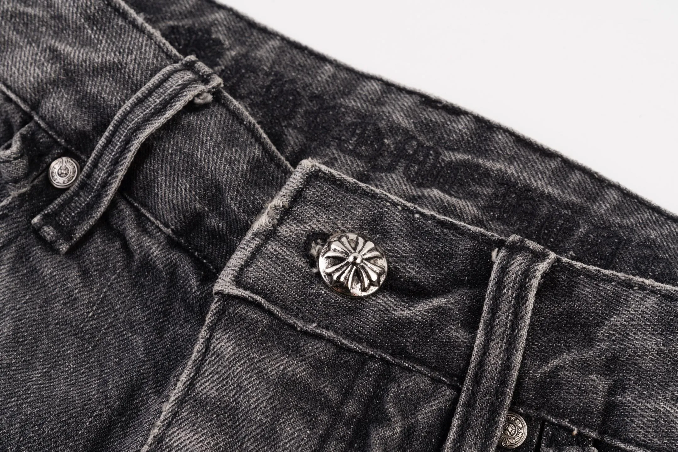 P260 Chrome Hearts Chrome Hearts city limited flame black and white leather jeans need to be washed after the finished product is disassembled and hand-made with sheepskin cross leather and then spliced ​​together. The whole piece has too many craftsmanship to describe. The cabinet price is 16W+, the patchwork is decorated with cross flowers, and the high-waisted washed jeans! ! Absolutely high-end luxury products, 8W+ level god-level single products, super popular products, made with top heavy industry, a magic weapon that cannot be missed. About Kroxin This is an extremely luxurious fashion brand, which can also be called the nobles of the high street. It has always been an exclusive brand for some hipsters or rich second generation. Compared with ordinary high streets, it is more luxurious and noble. Compared with luxury brands, it has a more fashionable personality and has always been a brand that I have a special liking for. Style number: 1566# Color: black Size: 28 30 32 34 36